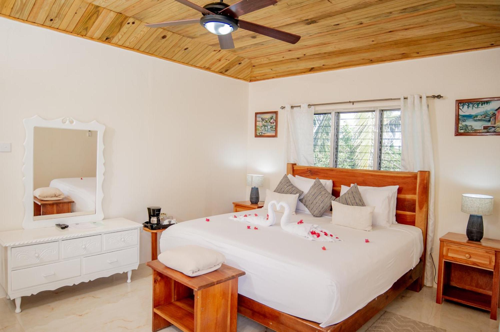 Beyond Sunset Resort & Villas Treasure Beach Exterior foto